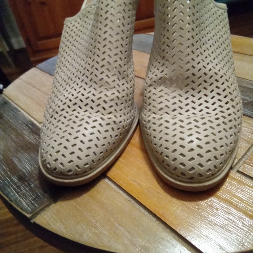 DV by Dolce Vita Women's Perforated Tan Kenli Heeled Mules Size 8. 3 3/4" Heel - Picture 4 of 13